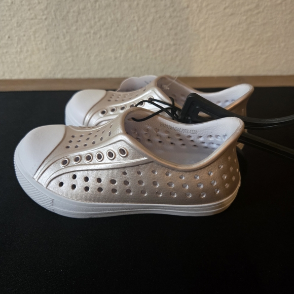NWT Wonder Nation Kids Water Shoes - Metallic Gold and White Size 7/8 - Picture 2 of 5